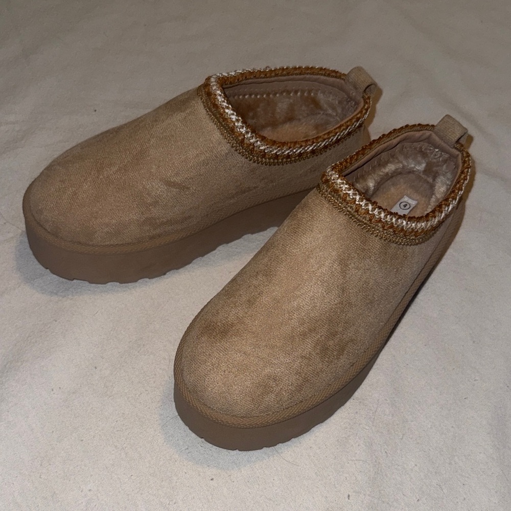 Olivia & Kate size 4 Tan platform clogs NWOT - Picture 6 of 8